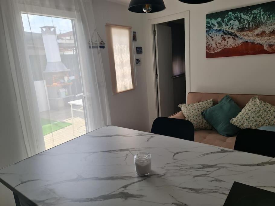 "Linda'S Guest House" Beach House With Private Patio & Hot Tub, 3 Min From The Beach Кошта-да-Капарика Экстерьер фото